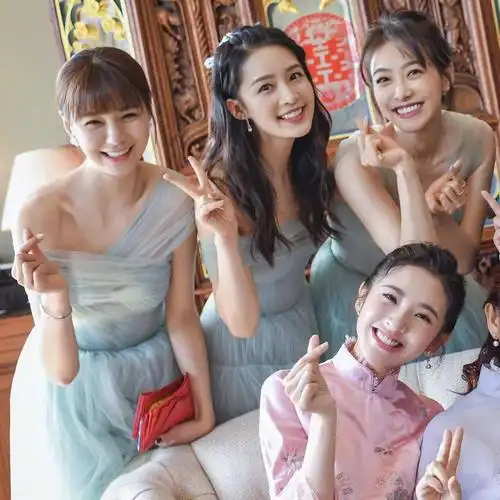 张若昀唐艺昕婚礼现场伴娘伴郎摆心造型浪漫而温馨