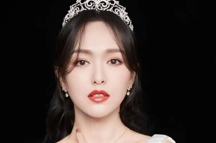 原创唐嫣线下活动生图引热议离开了七级美颜这状态我没眼花吧