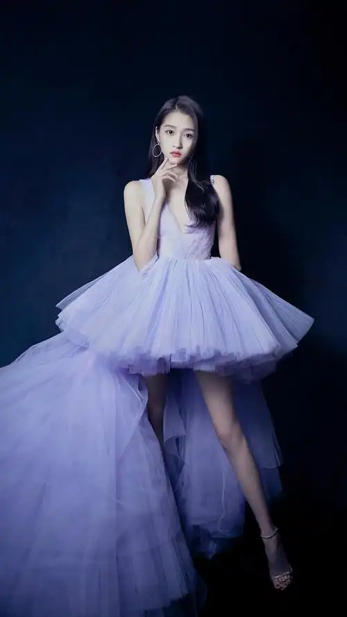 关晓彤性感优雅紫裙手机壁纸