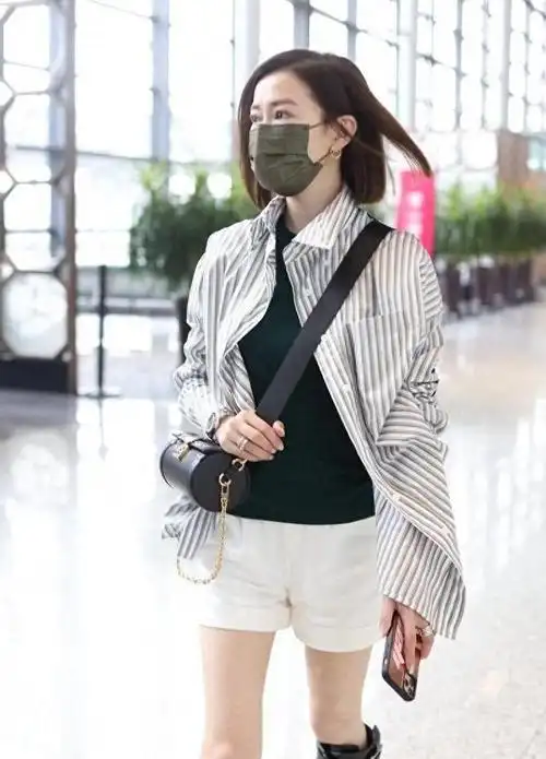 街拍佘诗曼的穿搭散发着时尚精致的风格,这让我们想到了年少时的纯真