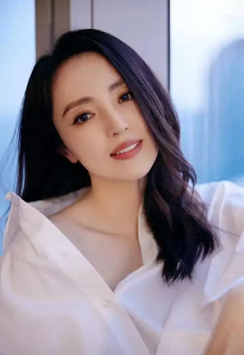 董璇晒下衣失踪靓照迎自己42岁生日卷发红唇状态超好