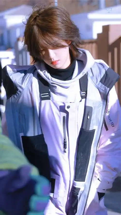 陆柯燃超有趣滑雪大会神级饭拍中长发的小陆绝了