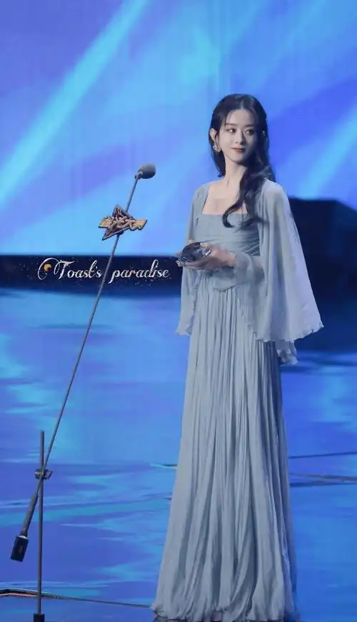 赵丽颖越来越美了,穿蓝色纱裙秀纤细身材,一点不