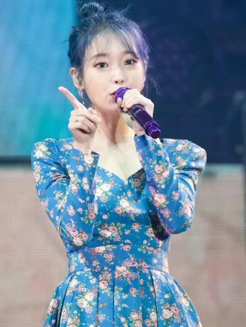 iu李知恩换发色后更美了,搭配蓝色法式碎花裙,化身"花仙子"!