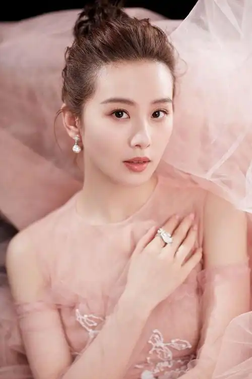 刘诗诗消失数月后现身优雅恬静永远都是二十岁的模样