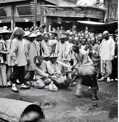 因死刑犯在行刑前会预定时辰,得知消息的民众纷纷赶来,现场人潮拥挤