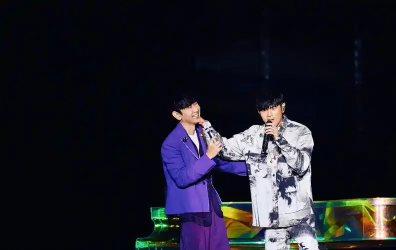 林俊杰世巡演唱会场次曝光,场上与周杰伦合唱,台下两人商业互吹_网友