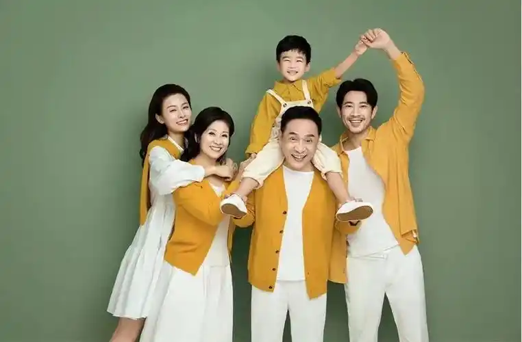 21新款亲子装影楼摄影全家福拍照服装展会影楼服饰一家人合影衣服