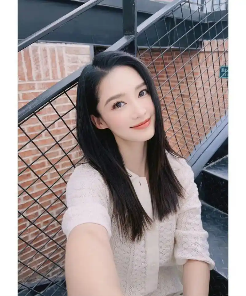李沁素颜照随拍