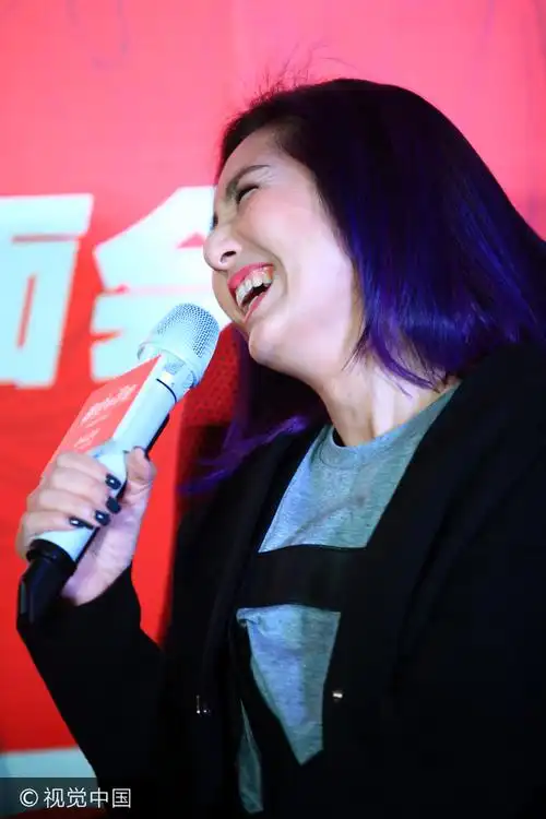 "大笑姑婆"杨千嬅西安路演咧嘴大笑变身行走的表情包