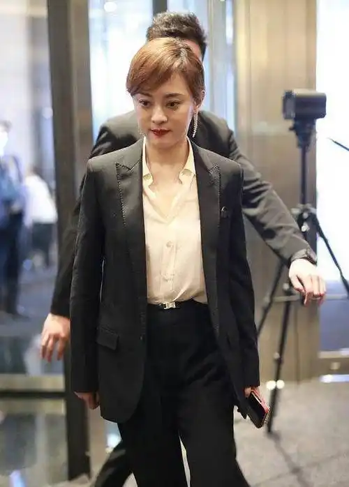 孙俪头发稀疏越养生越显老,而且穿搭又翻车,颜值衣品断崖式下降_衣服