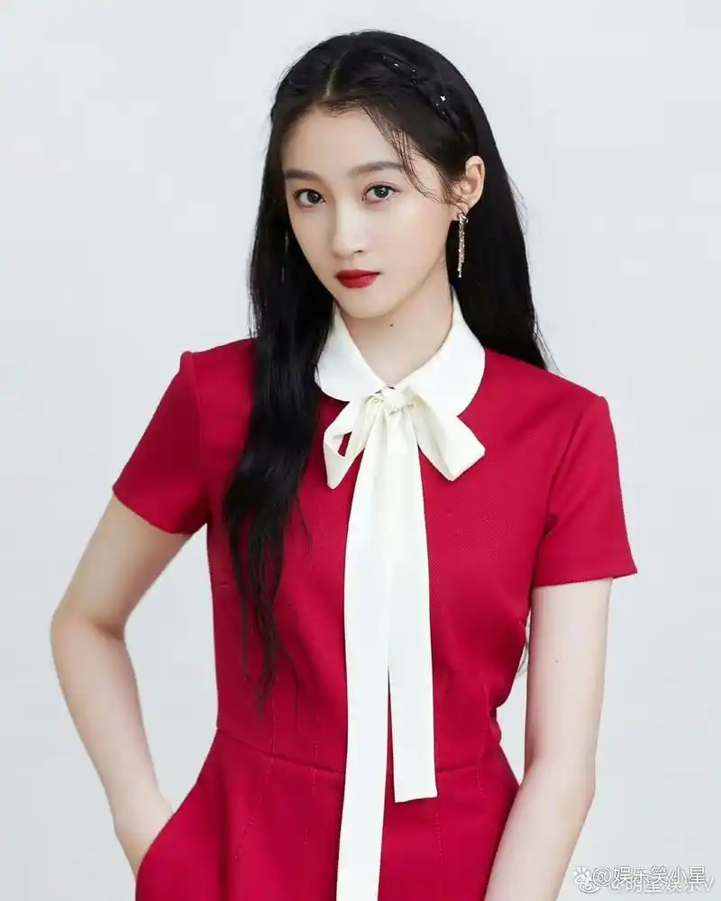 关晓彤红色蝴蝶结连衣裙 温柔甜美