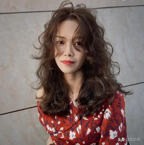 今年秋冬发型别乱剪,18款洋气烫发送给你,无论胖瘦都适合