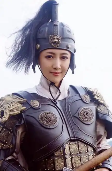 轻熟气质美女闫露娢在剧中造型多变,一身帅气盔甲更是英姿飒爽,堪称