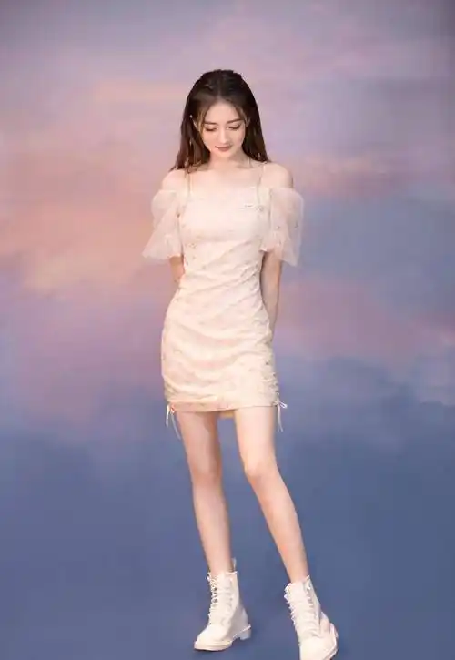 羡慕徐璐这颜值,穿黑色吊带裙还扎俩蝴蝶结,甜美度不输赵今麦_身材