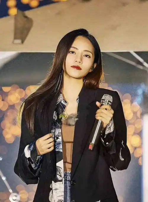 爆红后突然消失?刘惜君失声三年涅盘重生,人美歌甜就是不火?