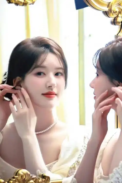 粉美甲,白鹿的樱桃红美甲,赵露思的珍珠粉美甲,李沁的气质裸色美甲