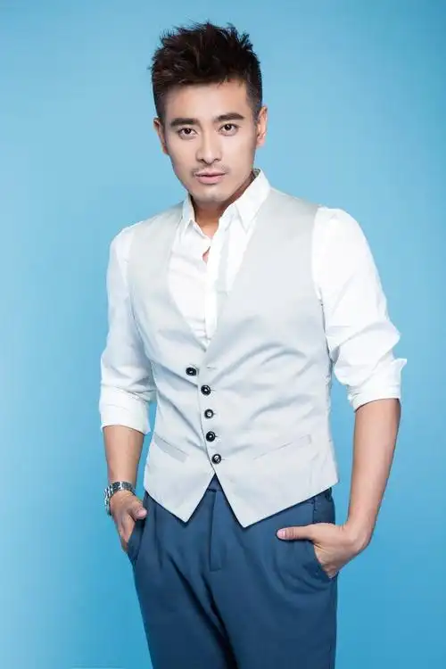 陈龙写真风度不凡彰显绅士品格