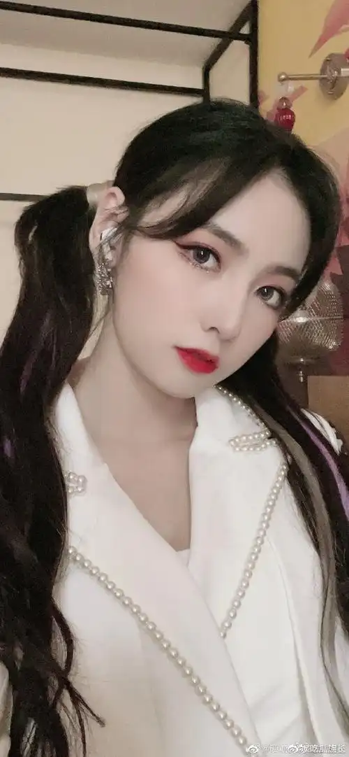 赵粤晒双马尾自拍