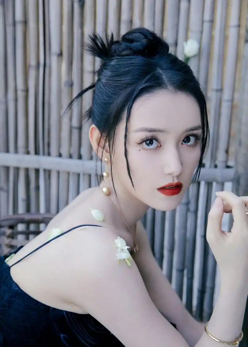 蒋依依一身黑色吊带裙出席红毯,非常的光鲜亮丽,美丽动人,面对媒体的