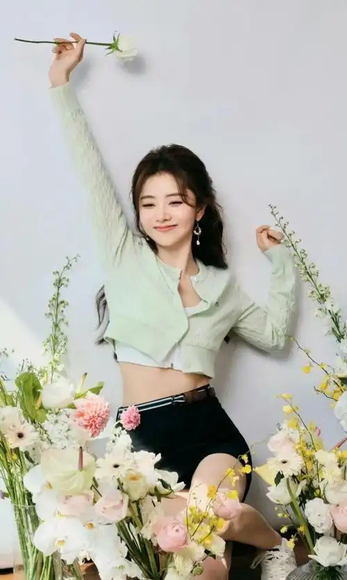 34岁谭松韵参加活动,少女感十足嫩得像18岁,婴儿肥圆脸就是显小!