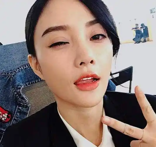 李小璐深夜压马路,笑容灿烂却饱含束手无措,发文疑似祝福pg one