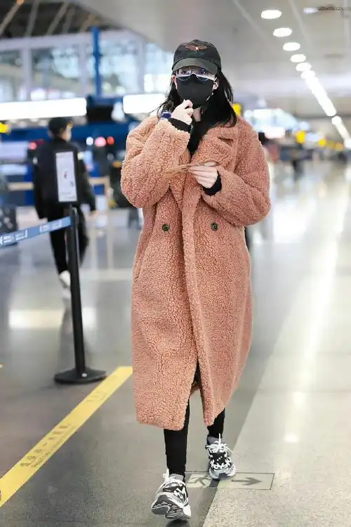 迪丽热巴橘色大衣机场路透