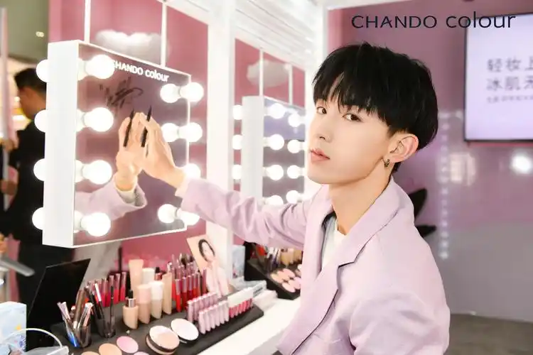 郭俊辰出席品牌活动 清新亮相解锁新身份