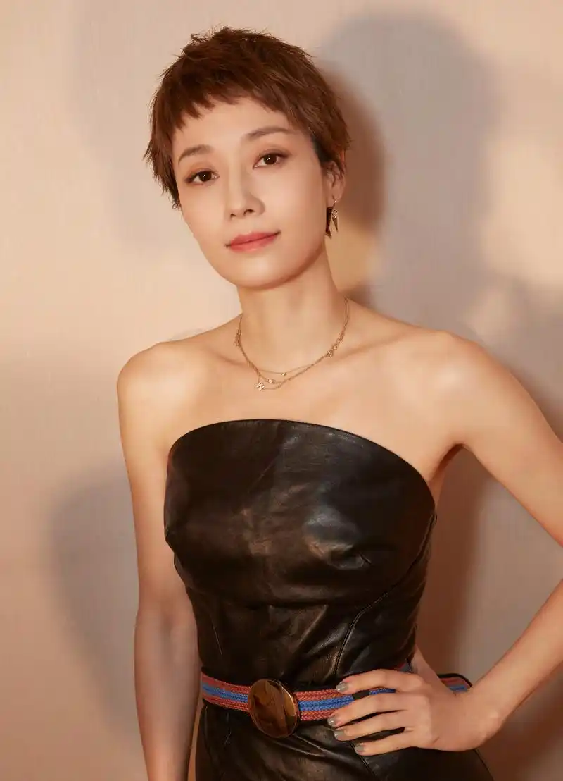 昨日,马伊琍亮相first青年电影展,一袭鱼尾抹胸长裙展优雅直角肩.