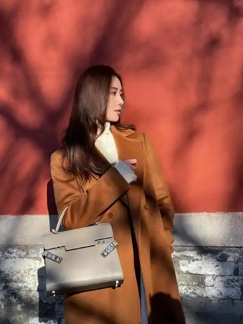 组图刘诗诗冬日街头随拍曝光着棕色长风衣搭配长卷发优雅温柔