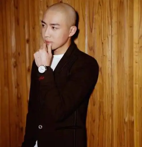 男星帅不帅剃个光头就知道了,李晨丑哭,陈晓光头不影响他的颜值!