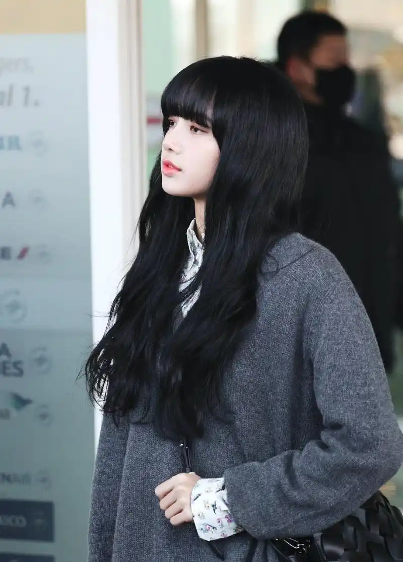 lisa又换新发型,今年流行的"黑长卷发",太好看了!