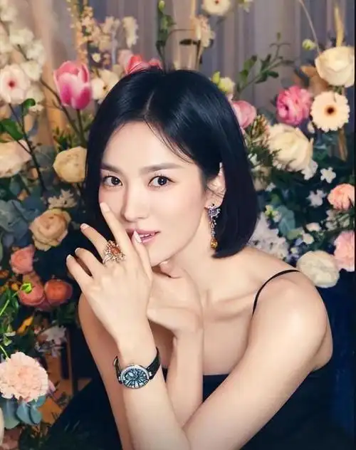 上面是宋慧乔最新的代言拍摄风格照片,5月4日,宋慧乔分享自己的这一