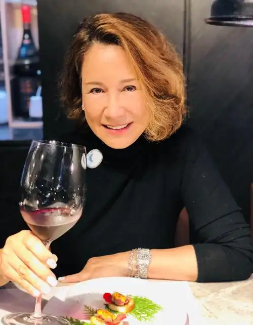 一代歌后甄妮近照,67岁气色红润冻龄有术,息影后开农场种菜养鸡