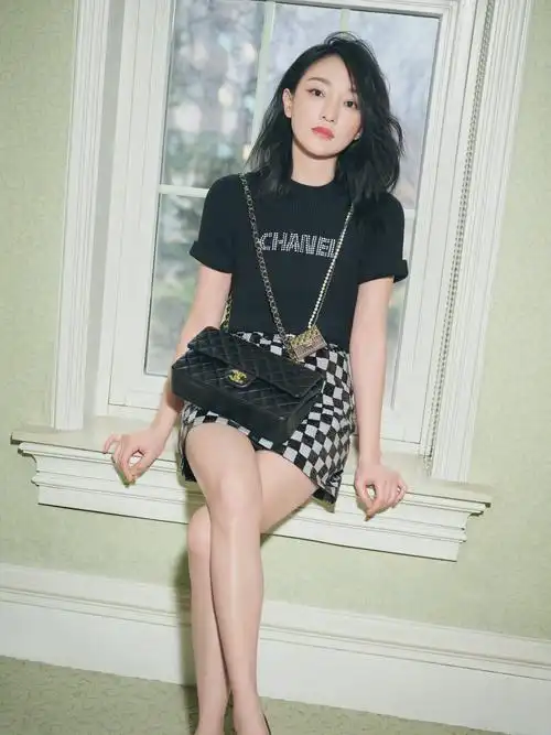 周迅休闲t恤配格子短裙 46岁依旧灵气不减
