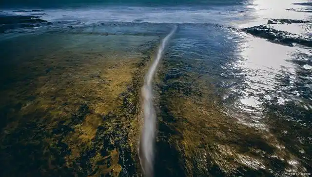 科普新知:流动的液态水看起来是静止的