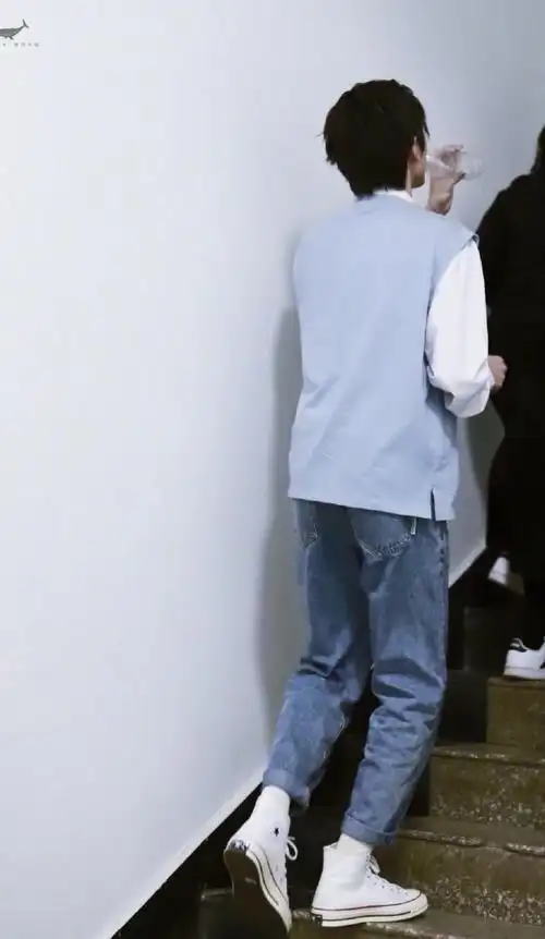 宋亚轩背影安全感#宋亚轩背影照合集9615身姿挺拔,大宽肩好有