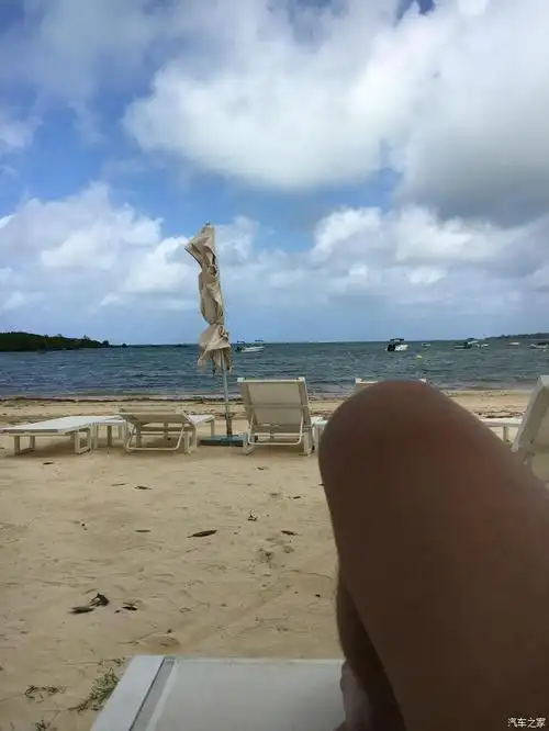 躺着吹吹海风~沙滩真咋地~请无视这腿毛.