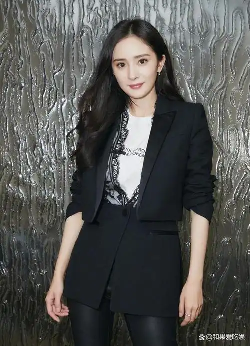 杨幂在机场所穿的服装融合了传统与现代的元素,但她并未正确地穿