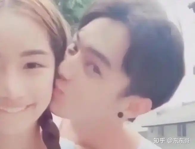 许凯那时候就已经是个模特,拍照自然游刃有余,而他那女友,清纯甜美得