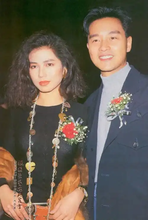 《纵横四海》随队出发的演员除了钟楚红,还有#张国荣#,发仔夫妇