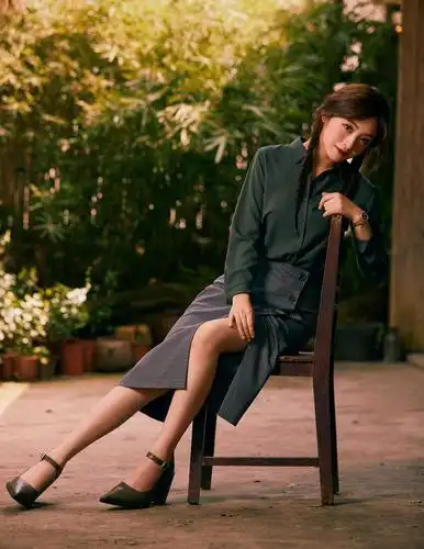 张含韵的腿究竟有多细?连黑色长靴都塞不满,搭配紧身裙时髦性感