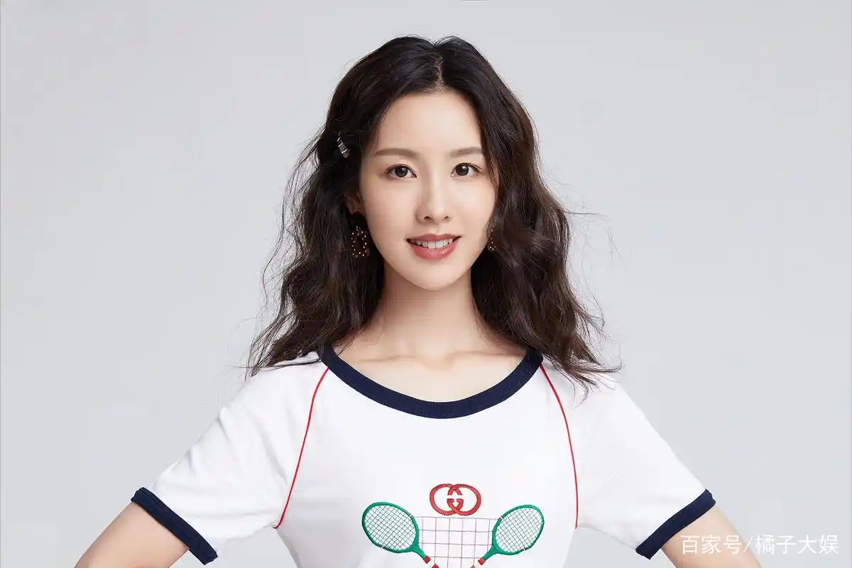 "南航校花"陈都灵:素颜参加聚会,又高又瘦外形优越!