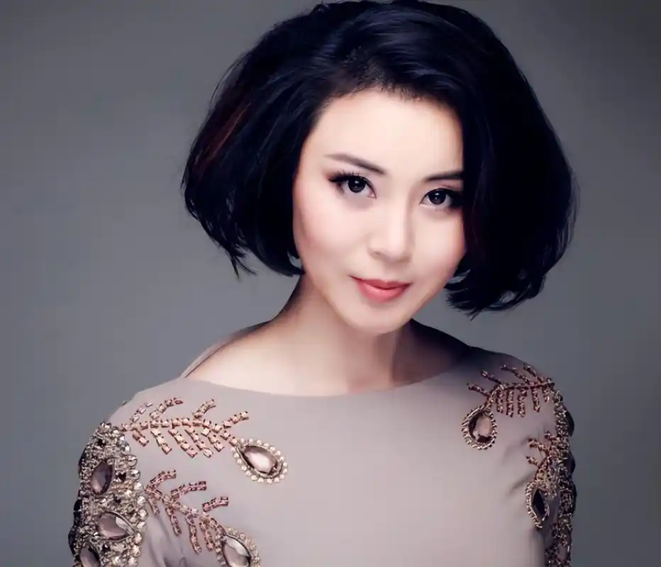 广东卫视主持人李泳,做贪官情妇,受贿被判三年,出狱还是女强人