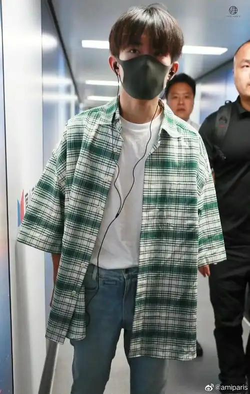 [易烊千玺][新闻]190617 易烊千玺的时尚穿搭 夏日清爽少年来袭--爱豆