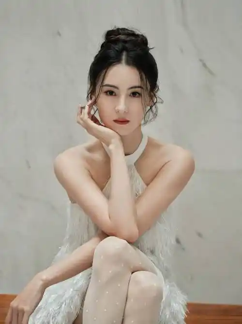 张柏芝出席活动秀香肩锁骨状态超佳,生图和精修美照几乎无差别_孩子