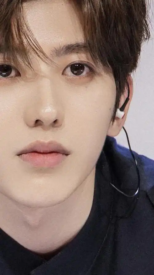 蔡徐坤《青春有你2》帅照公开 可无限放大的精致容颜让人心动