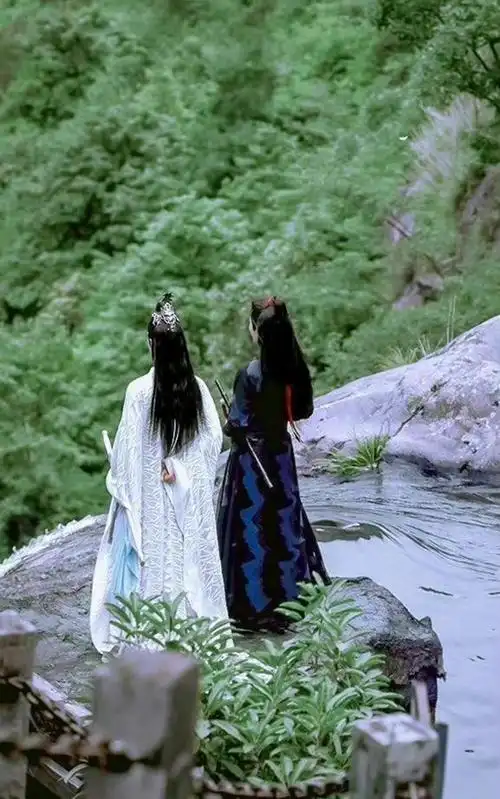 并肩站立,只是背影就美好的溢出屏幕了999999bjyx#博君一肖