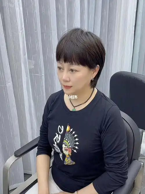 五十岁大姐姐剪一款减龄二十岁的短发发型