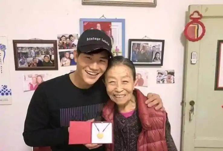 凭"丑娘"一角到达事业顶峰,83岁活出别样人生_张少华_儿子_母亲